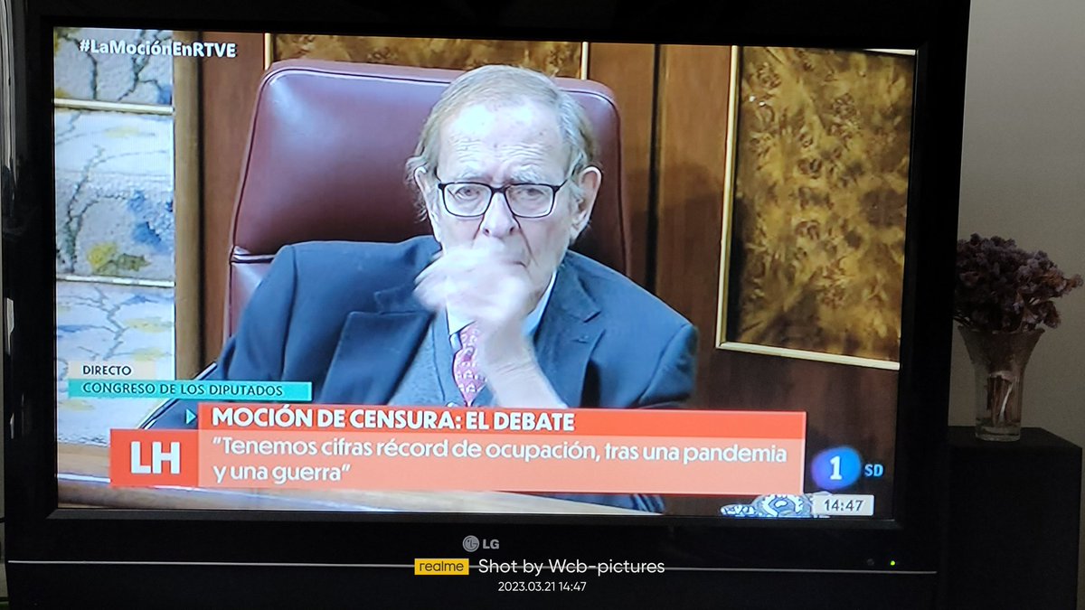 Cruellsw's tweet photo. Intel·ligent i Brillant intervenció de Yolanda Díaz en resposta al ara desconegut professor Tamames. Quina moció de censura tant incomprensible i un partit, Vox, pertanyent a un altre món. https://t.co/MTw9CG3jgu