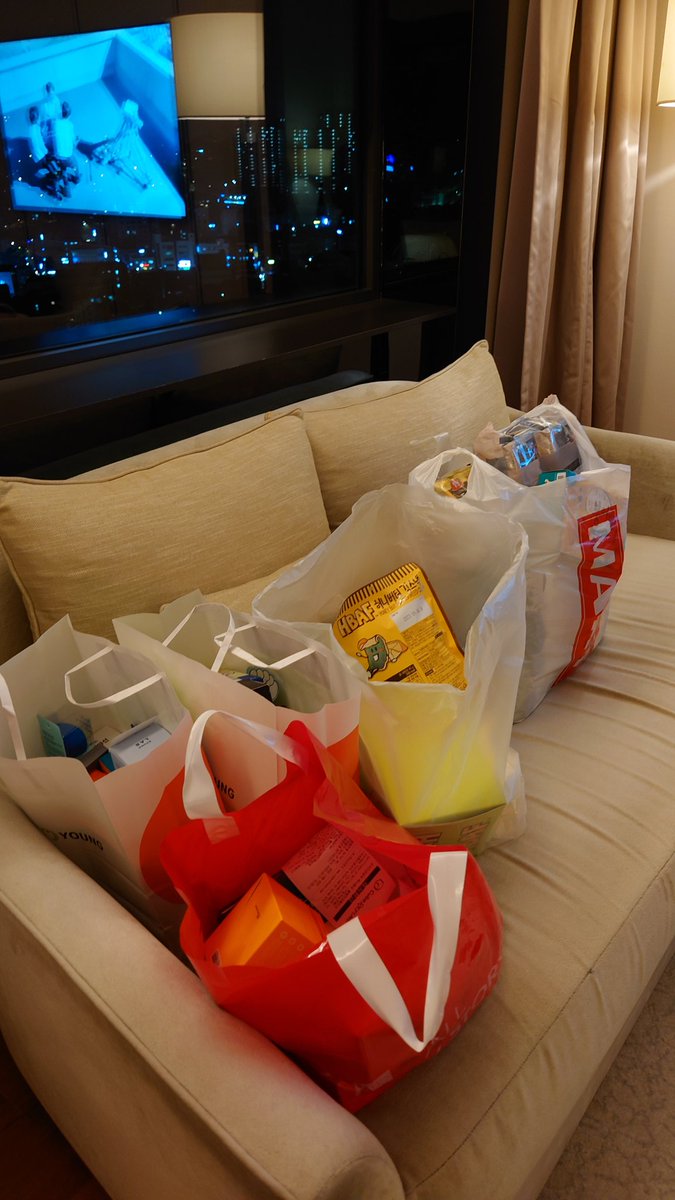 ECSAfromCdl's tweet photo. 明洞で爆買いwww https://t.co/ya5OFLWgc5