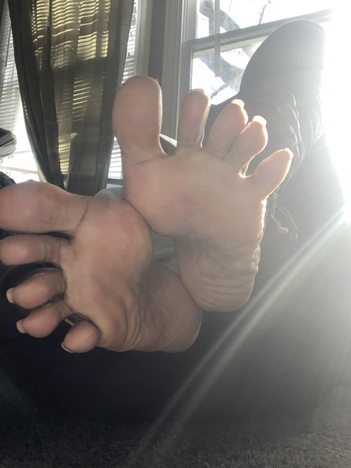 Toe Spread Toesday. Enjoy Y&rsquo;all Day 🥰 https://t.co/7bNJ8QJWQr