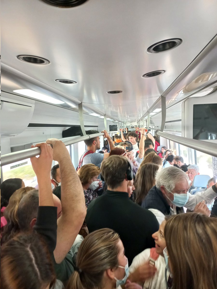 Esto es una vergüenza <a href="/Renfe/">Renfe</a> 

Con media hora de retraso, trenes que no llegan y gente que no se pueden subir. 
¿Para cuándo un servicio digno?

Cercanias V. Rocío-Lebrija. El próximo no sale hasta las 20h. ¿HASTA CUÁNDO VAMOS A ESTAR ASÍ?