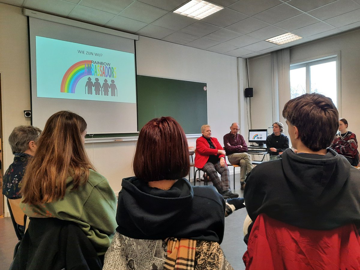 Studenten #sociaalwerk <a href="/ArteveldehsGent/">Arteveldehogeschool</a> maken tijdens de World Social Work Day kennis met de Rainbowambassadors, een vzw die opkomt voor de LGBTQI+ ouderen #wswd2023 🏳️‍🌈