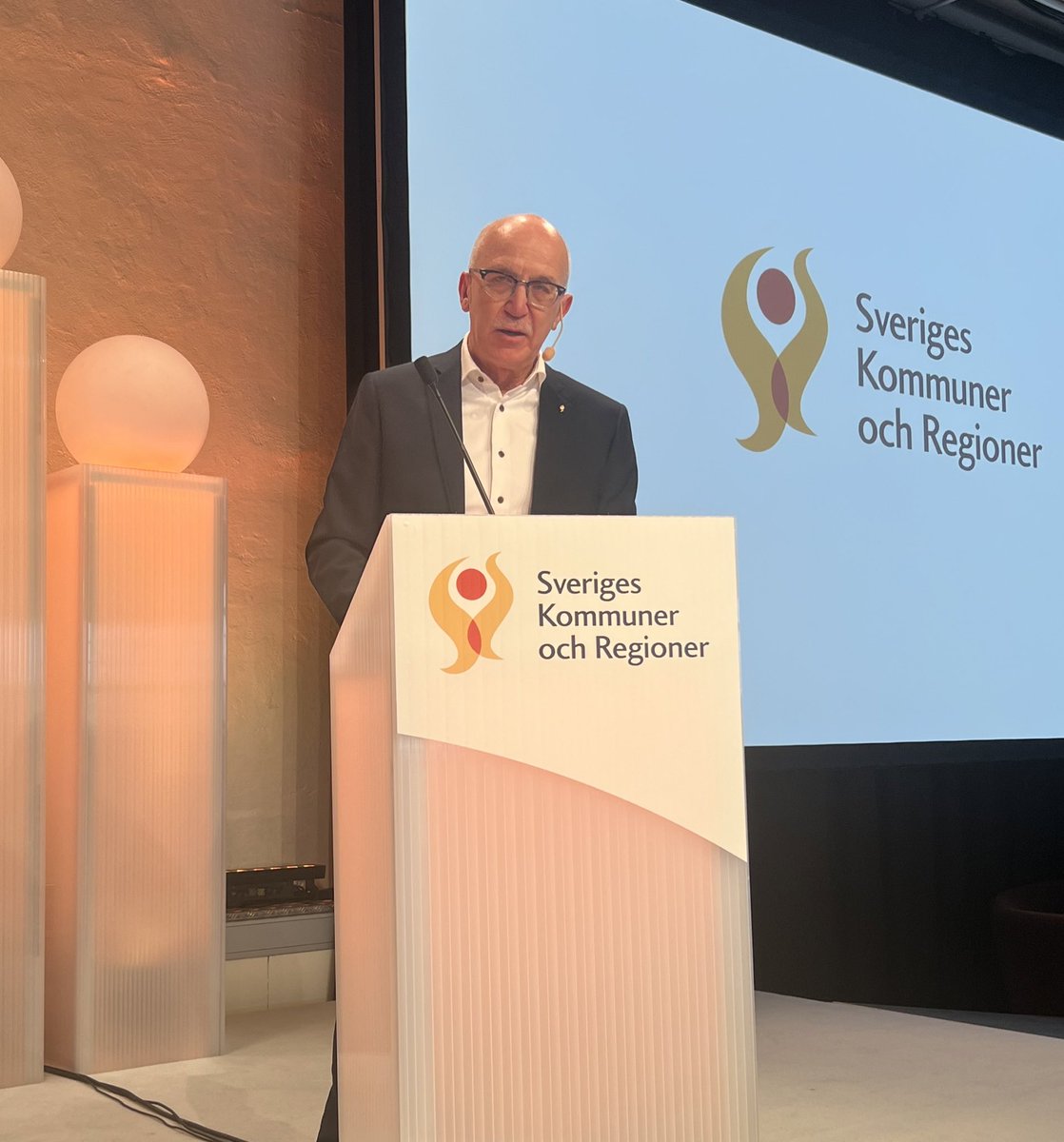 Idag har Anders Henriksson valts till ny ordförande för Sveriges Kommuner och Regioner (SKR). Valkongressen har också valt en ny styrelse för mandatperioden 2023-2027.  skr.se/skr/tjanster/p… #svpol