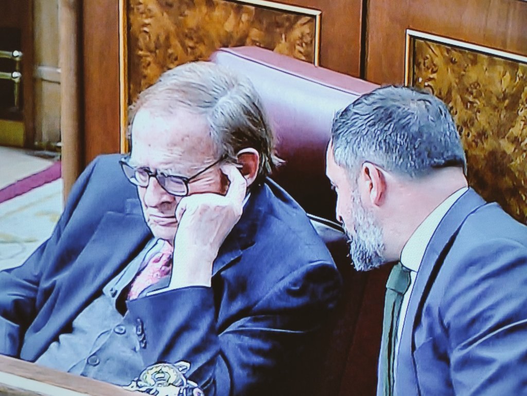 (cuenta vieja, estoy en @UgeFrostWolf_) tweet media