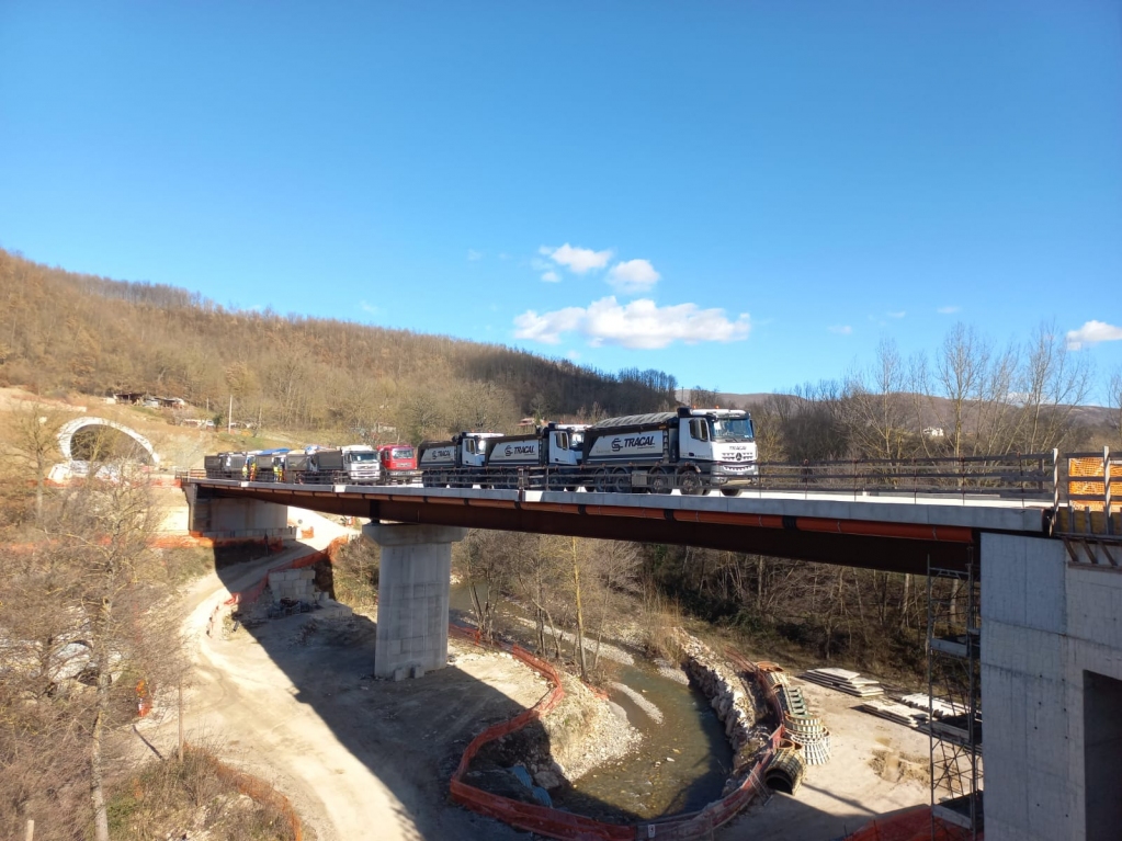 StradeAnas's tweet photo. 🚧 #Basilicata Prove di carico ultimate sull’impalcato del nuovo viadotto ‘Pergola’ nell’ambito della realizzazione della nuova variante alla #SS95 “di Brienza”.
🦺#piùsicurezzaaltuoviaggio #Anas https://t.co/pr4mYEik5V