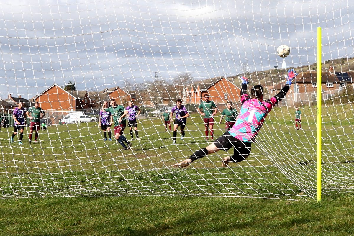 ParksFooty's tweet photo. Div 4 @the_portsmouth match at #sevenoaksroad 19.3.23
#crosskeysathletic v #alsbar
First half pics at
https://t.co/DJUV7U1tpc
#grassrootsfootball #sundayleaguephotos https://t.co/2bLma0AiI3