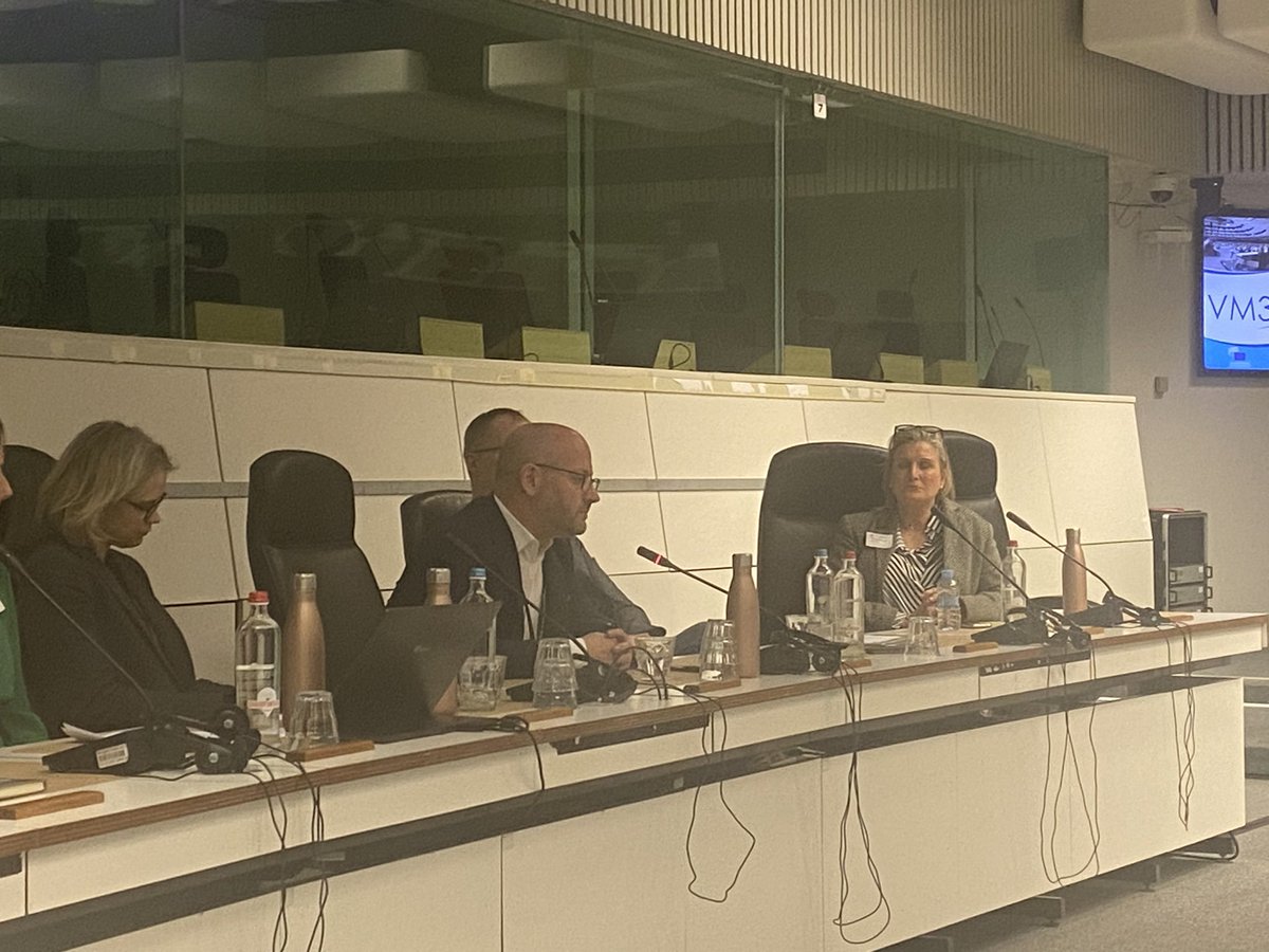 zerowasteeurope's tweet image. For @rmkanev, there’s still a long way to go until we meet the EU waste targets. The MEP believes we need to set very clear priorities - separate collection should be kept as a priority, but selecting materials from mixed waste may also contribute.

#MixedWasteSorting