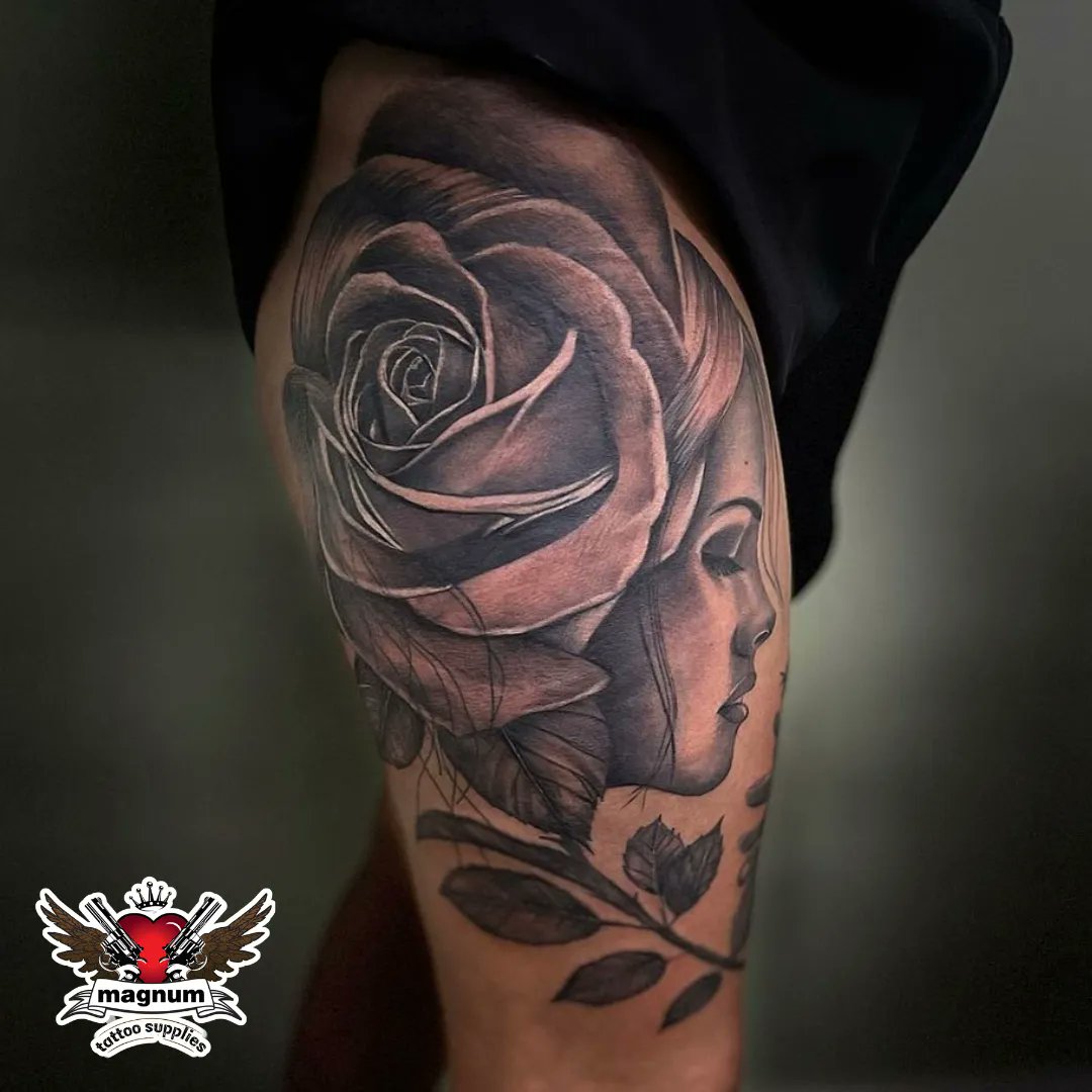 Beautiful piece done using #magnumtattoosupplies by Amy Ellis! 👌🏻 
.
.
#blacktattooart #art #artist #blackandgreyartist #tattoorealistic #tattooartist #rose #rosetattoo #portrait #portraittattoo #bee #beetattoo #flowers #beauty 

Instagram: amy_ellistattoos 👈🏻