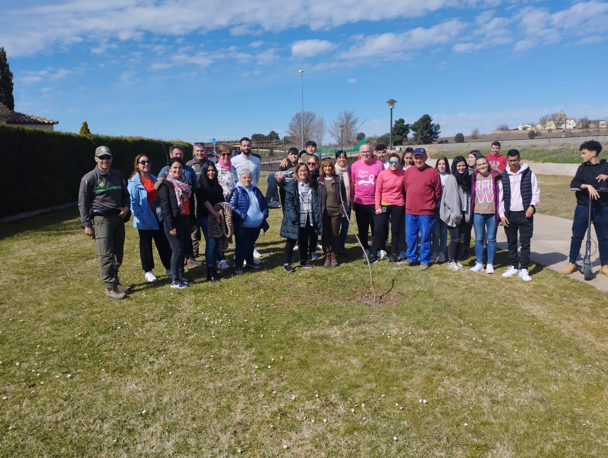 🗓 21 marzo
🌳 Día Internacional de los Bosques 🌳
Alumnado y profesorado de <a href="/CepaElCamino/">CEPA El Camino (Almazán)</a>, <a href="/IES_Gaya/">IES_GayaNuño</a> y <a href="/CIFPALMAZAN/">C.I.F.P. ALMAZAN</a> ha participado en una plantación conjunta de 22 árboles junto a representantes de #AyuntamientoAlmazán, #ADEMA y #AgentesMedioambientales <a href="/apamcyl/">APAMCYL</a> 👏  <a href="/CFIEdeSoria/">CFIE de Soria</a>