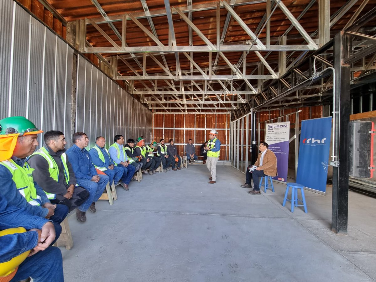 CChCChillan's tweet photo. Con un nuevo #SentemonosAConversar se celebró el #DíaDelTrabajadorConstruccion. En la actividad participó el past pdte @CChCChillan y Gerente de la empresa PROM, Jorge Figueroa que conversó sobre los anhelos de trabajadores y el futuro de la construcción 👷♀️👷🏗 https://t.co/jkLpEULegi