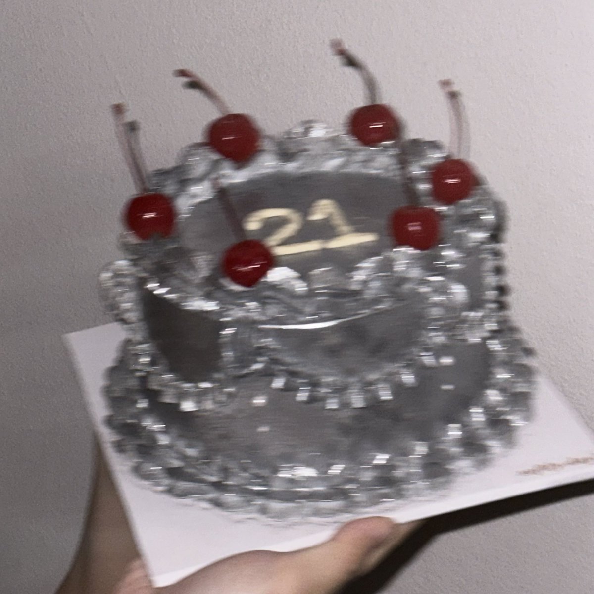 softlydayy's tweet photo. glitter cake✨🖤 https://t.co/wWZLsuadG5