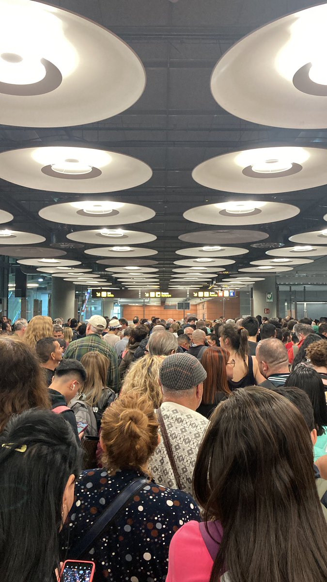 angeleke76's tweet photo. Estado actual en el Aeropuerto de Barajas! Caos total en el tren al terminal4. Increible nadie informa a los pasajeros! @aeropuertodemadrid @Iberia https://t.co/XsCvt49a68