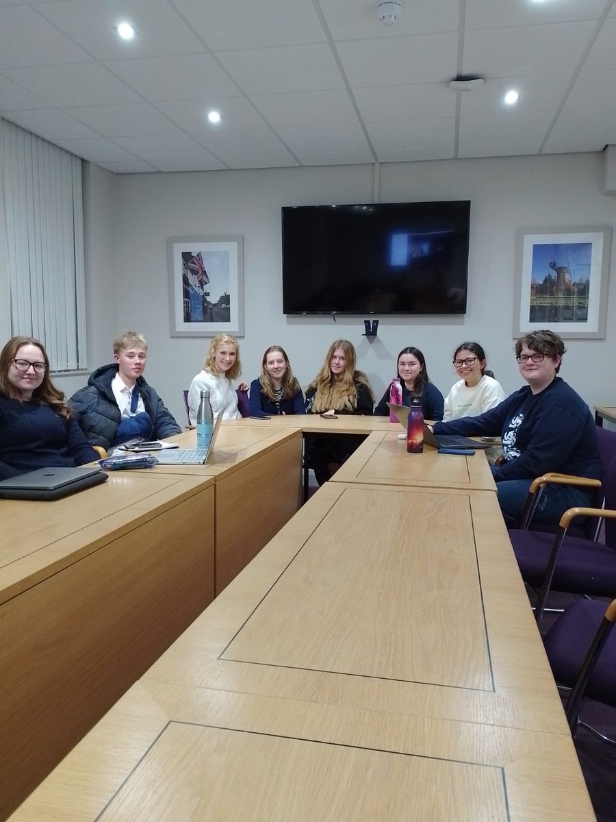Last night we all met at
Maidenhead Town Hall for a very productive meeting. We heard from 2 guests and have started working on 2 new projects. Both of which will be revealed in coming months!

#youthcouncil #youthvoice @RBWM @fhsrbwm
