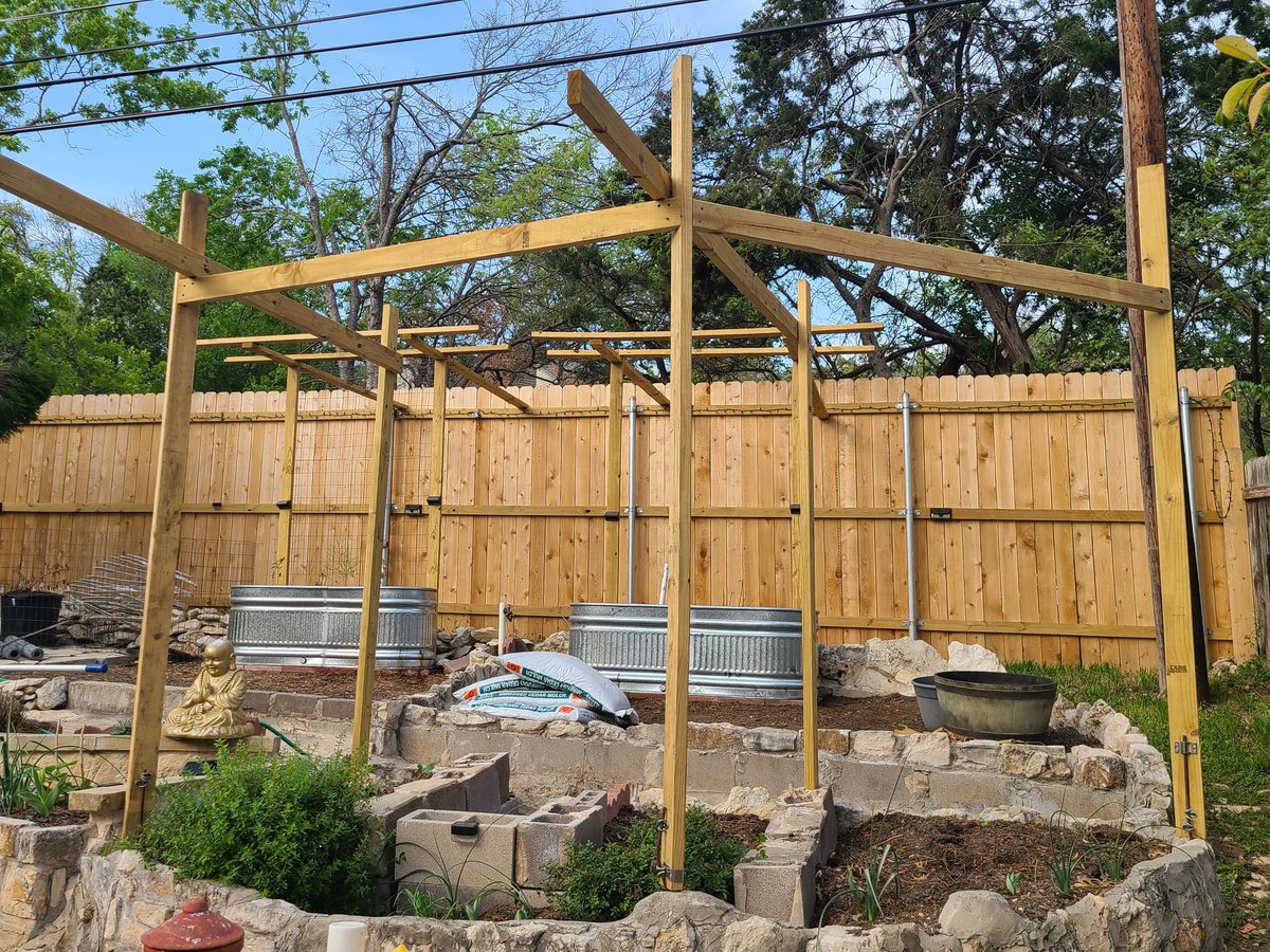 TennisBuddYs's tweet photo. Morning! #Spring is definitely here even though it is raining today we got some garden work done hubby/wife &amp; furries. Soon ready to take kayak out! Working on our very 1st #stocktank #veggiegarden hubby is very good in building. He builds I plant. Laboroflove #tuesdaymotivations https://t.co/CZyvaB4wGK