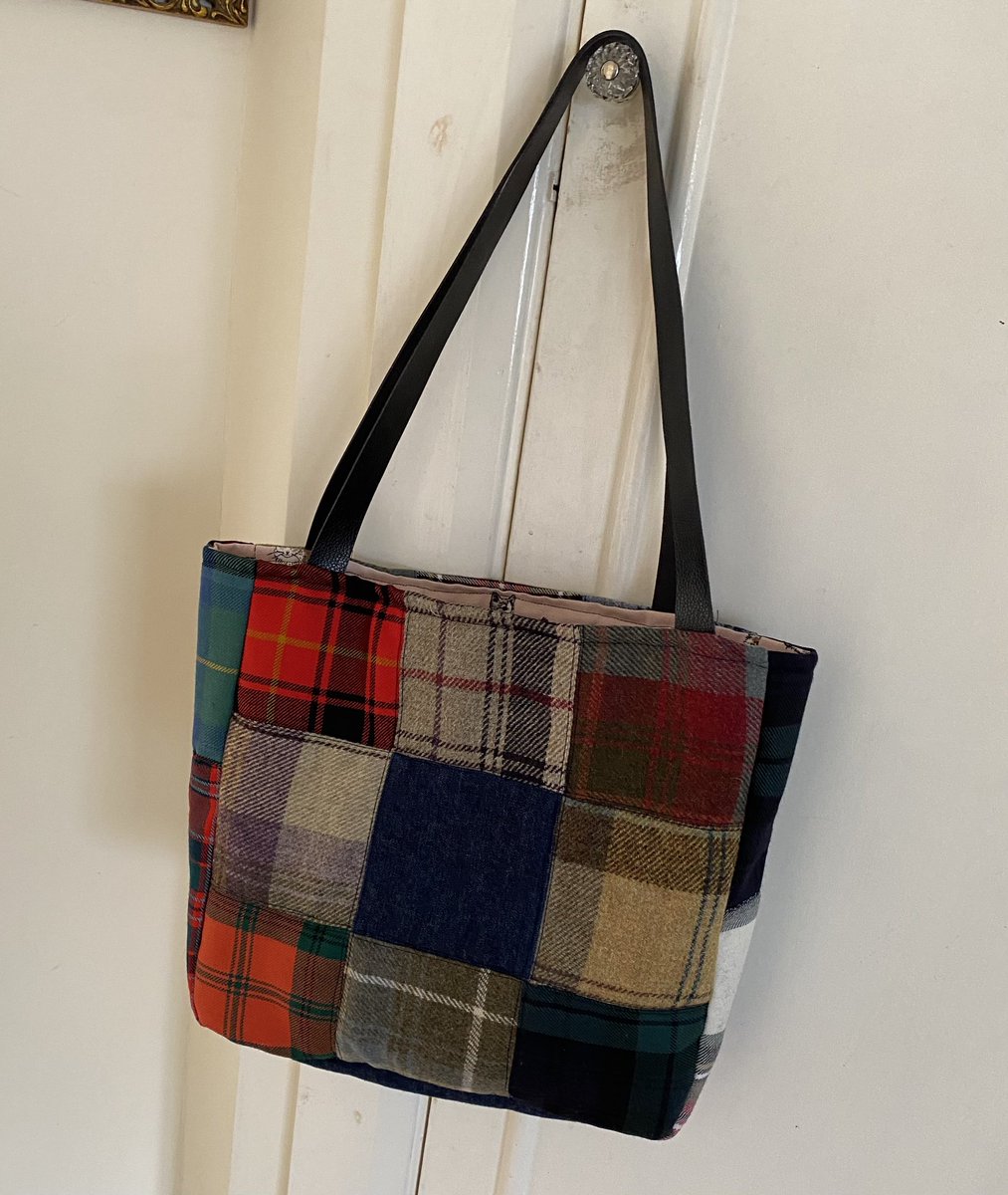 JulieVollono's tweet image. Made myself a patchwork bag, with kitty print lining (again). 🐈 😊🧵🪡 #lockdownsewist #youtubetutorial #patchwork