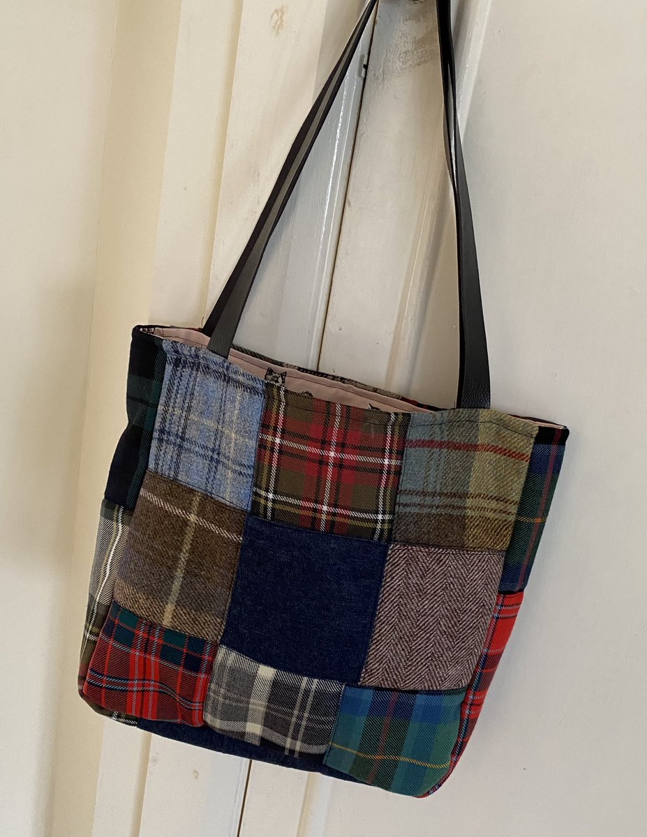 JulieVollono's tweet image. Made myself a patchwork bag, with kitty print lining (again). 🐈 😊🧵🪡 #lockdownsewist #youtubetutorial #patchwork