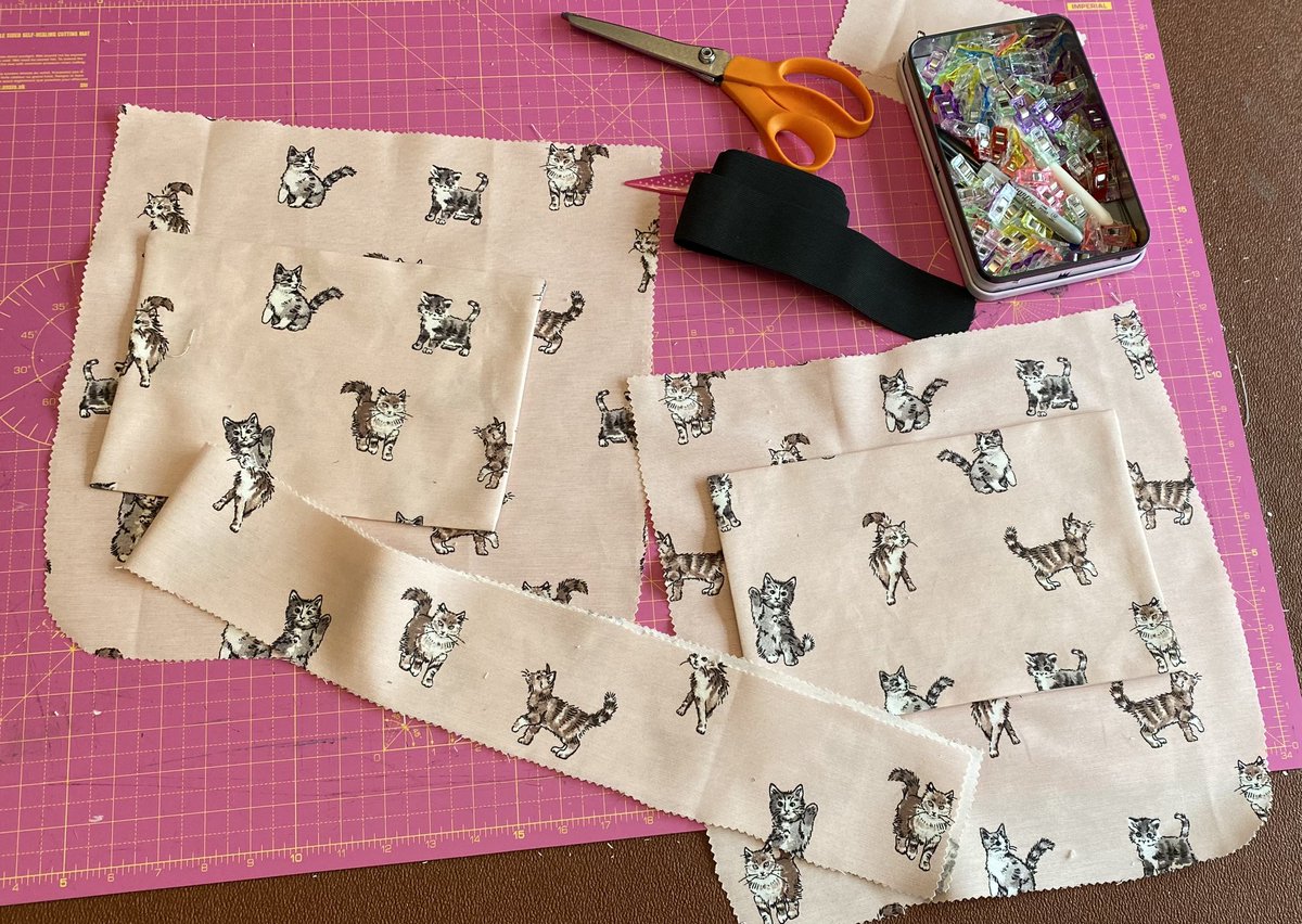 JulieVollono's tweet image. Made myself a patchwork bag, with kitty print lining (again). 🐈 😊🧵🪡 #lockdownsewist #youtubetutorial #patchwork