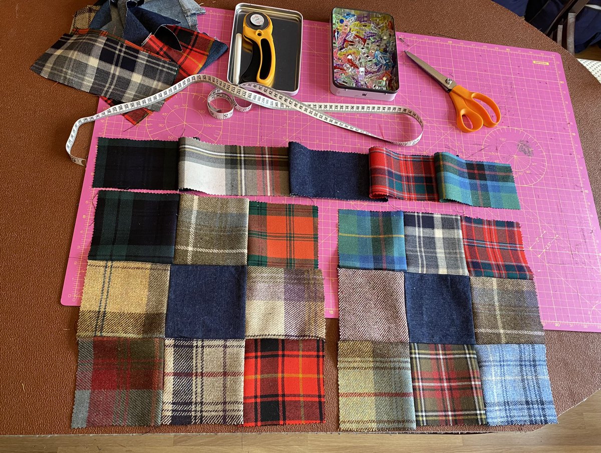 JulieVollono's tweet image. Made myself a patchwork bag, with kitty print lining (again). 🐈 😊🧵🪡 #lockdownsewist #youtubetutorial #patchwork