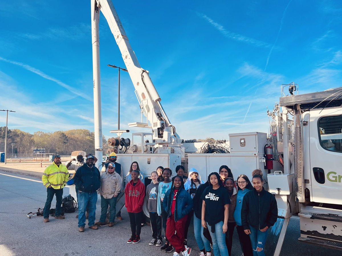howsergonnabe3's tweet photo. Career Day at @cowanroad1 !! Our scholars are lucky to have so many people volunteer to tell them about their future options!  @GriffinSpalding @SpecialistAcres @ScientistDavis @mindyrdavis7 #griffinGA https://t.co/FLt154DPb6