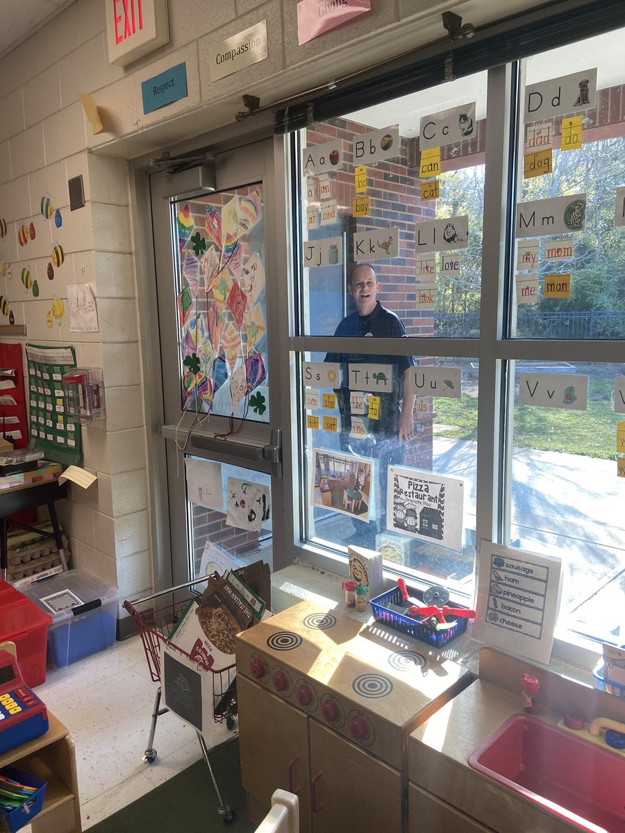 Mrs_KThompson's tweet photo. Happy Birthday to the most amazing SRO! We love you Officer Ray 👮‍♂️! 
#RockSolid #SRO #HappyBirthday @OldPointeElem @Ray89772809 https://t.co/Dw3hU0UXAX