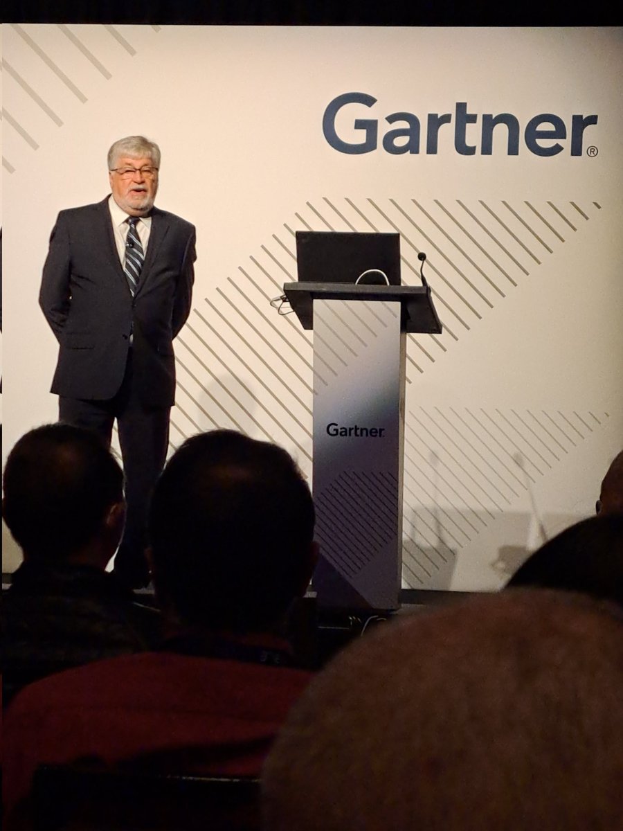 Philip_Russom's tweet photo. @Gartner_inc VP Analyst Mark Beyer (@metadatabeyer) is explaining the new idea that #ActiveMetadata can be thought of as a helix. https://t.co/IsavDHR5Ce