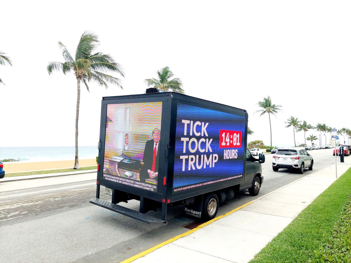 Brasil_fofoca1's tweet photo. 🚨 BOMBA 🚨

Donald Trump pode acabar sendo preso hoje, por conta de uma stripper! 😬

Ele teria comprado o silêncio da moça em plena campanha eleitoral, o que configura crime de corrupção. 👀

#TrumpCrimeFamily #TrumpIsACriminal #DonaldJTrump #noticias #fofoca https://t.co/eux3IjxR80