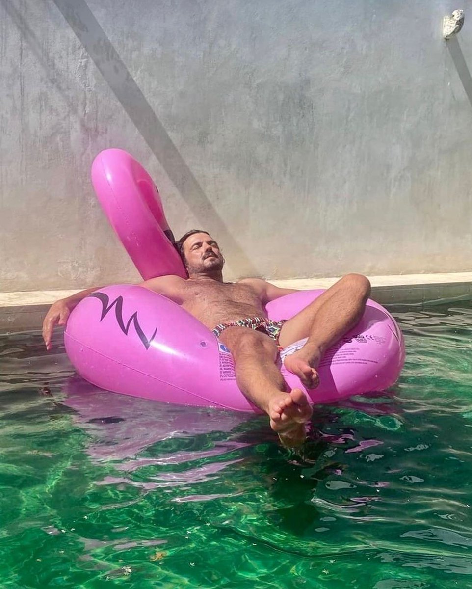 Spring has sprung 🌸! And… Our Urban Oasis &amp; Pool it's oficially open to all of you from this saturday March 25th!! Our guests definitely know how to take advantage of it 💦. #gaylisboa #gayhotel
👉🏼thelatebirdslisbon.com
📸: @leonardoanibalfernandez, <a href="/regev/">Eitan Regev</a>.amrani &amp; <a href="/pisidro/">PERLA V. ISIDRO</a>