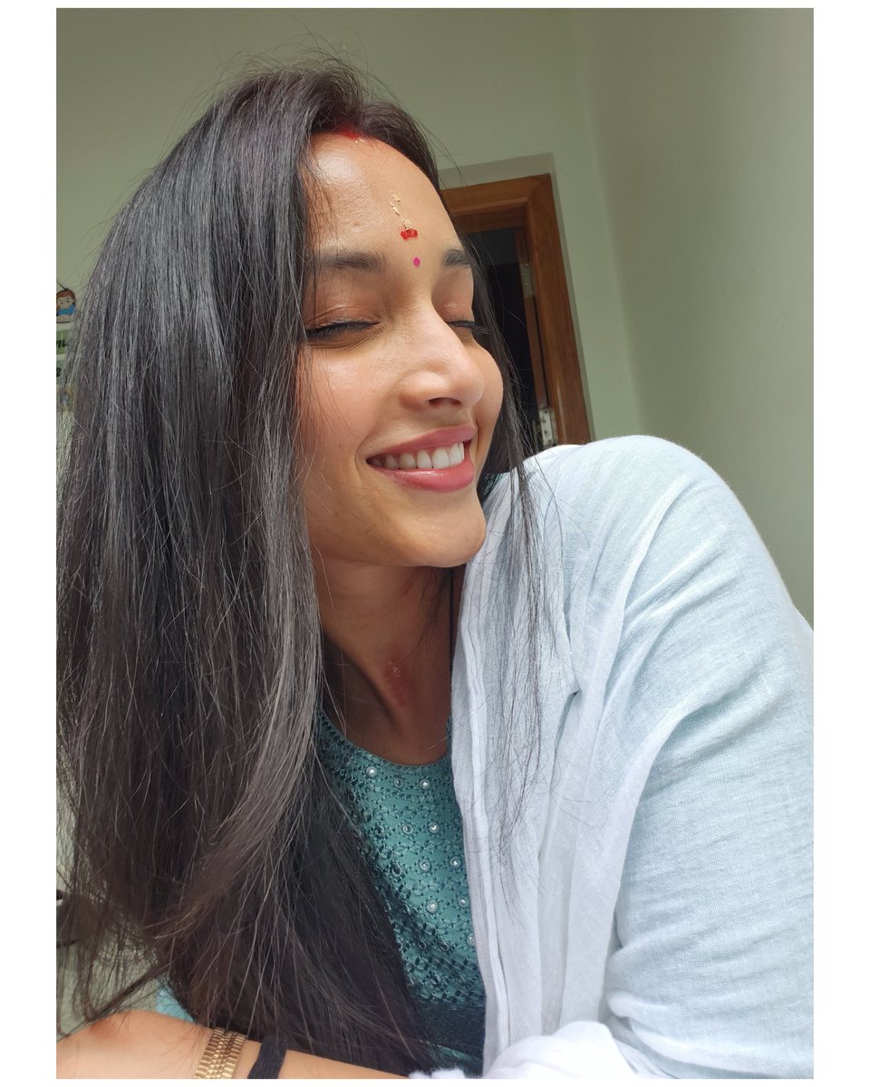 SrinidhiShetty7's tweet photo. Love &amp; devotion 🌸🙏🏻💕 https://t.co/5h74yPDC3l