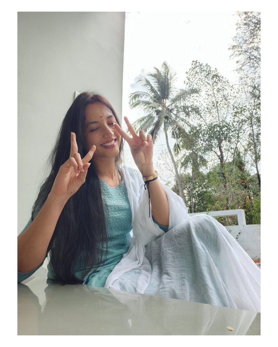 SrinidhiShetty7's tweet photo. Love &amp; devotion 🌸🙏🏻💕 https://t.co/5h74yPDC3l