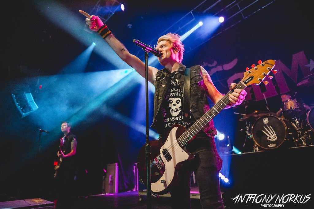Happy Birthday to Deryck Whibley, born 
on this day in 1980.     Oh, and a Gibson Marauder in action. 