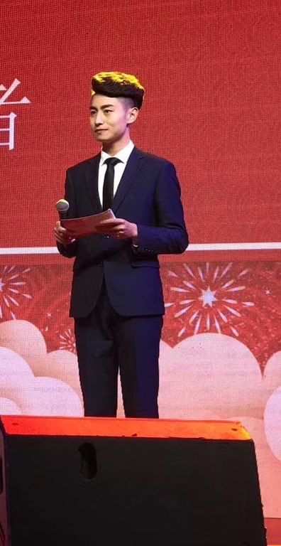 大鸡巴帅哥直男微信：LLLXB592
觉得能行的女记者自己试试吧
他身边gay比较多 非常不容易上当
毕竟主持 虽然现在考了军队文职
同学同事老板老师到处都是gay
女友分了 但他应该对gay很了解