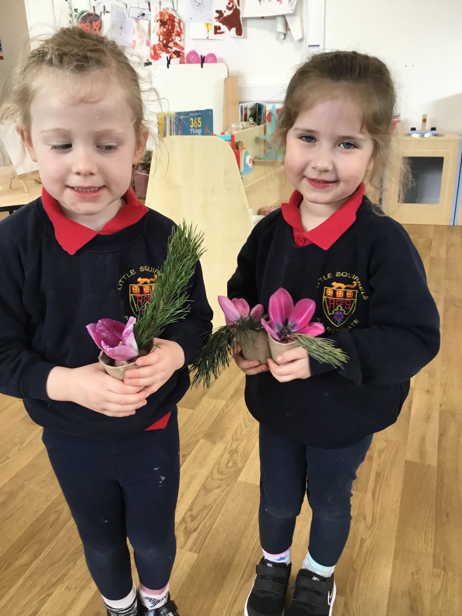 RedgateEY's tweet image. We have been super busy this morning pressing flowers and making our own flower arrangements 💐 #RCPDT #RCPART