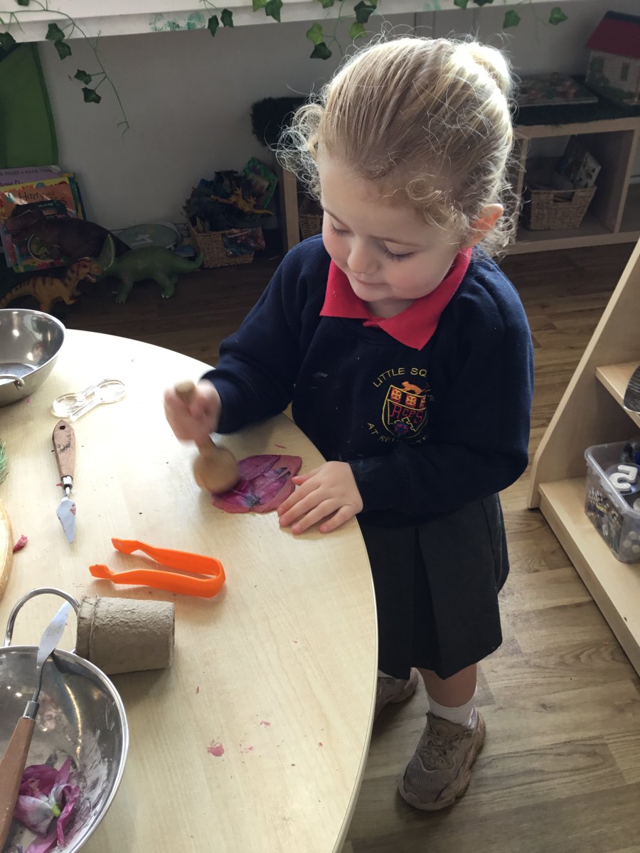 RedgateEY's tweet image. We have been super busy this morning pressing flowers and making our own flower arrangements 💐 #RCPDT #RCPART