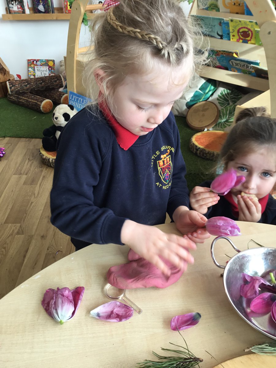 RedgateEY's tweet image. We have been super busy this morning pressing flowers and making our own flower arrangements 💐 #RCPDT #RCPART