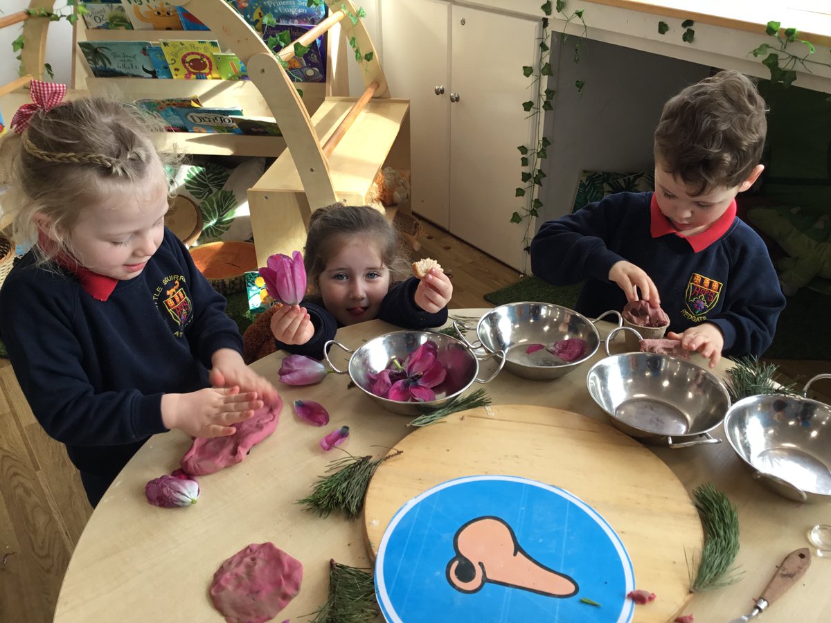 RedgateEY's tweet image. We have been super busy this morning pressing flowers and making our own flower arrangements 💐 #RCPDT #RCPART