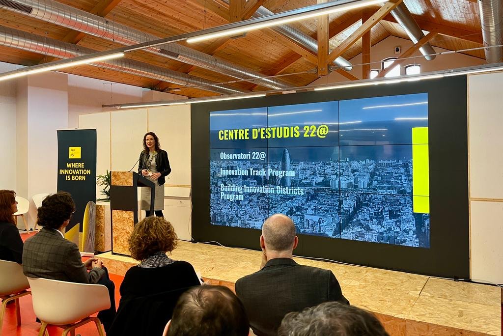 Anteverti's tweet photo. Què significa el 22@ per a #Barcelona?
💭 6,3% teixit productiu de la ciutat
💰 14,5% del PIB local
💼 12,5% dels llocs de treball
💻 +700 startups
🌏 1r districte d'#innovació del món
—@isabelsabadi, Dir. Executiva del @22networkbcn, presenta els resultats de l'Observatori 22@ https://t.co/t6zgi8FLNN