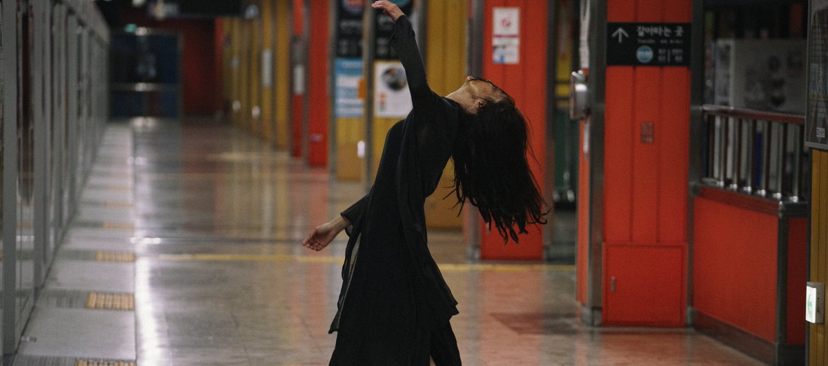 imminjuni's tweet image. Para los amantes del #khorror: en abril llega a los cines surcoreanos GHOST STATION &amp;lt;#옥수역귀신&amp;gt;, la adaptación de un famoso webtoon donde una reportera y su amigo investigan una misteriosa estación de metro. Está escrita por Hiroshi Takahashi, guionista de la mítica THE RING.