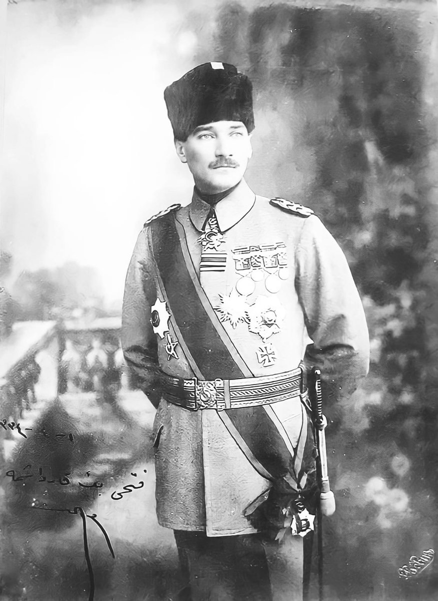 Bugünün üniforma okuması, Yıldırım Orduları Grup Kumandanı Mirliva Mustafa Kemal Paşa üzerine olacak. Maalesef bu güzide fotoğrafın tümü henüz doğru renklendirilmedi. Üniforma üzerinde her şey nizami. O zaman başlayalım..