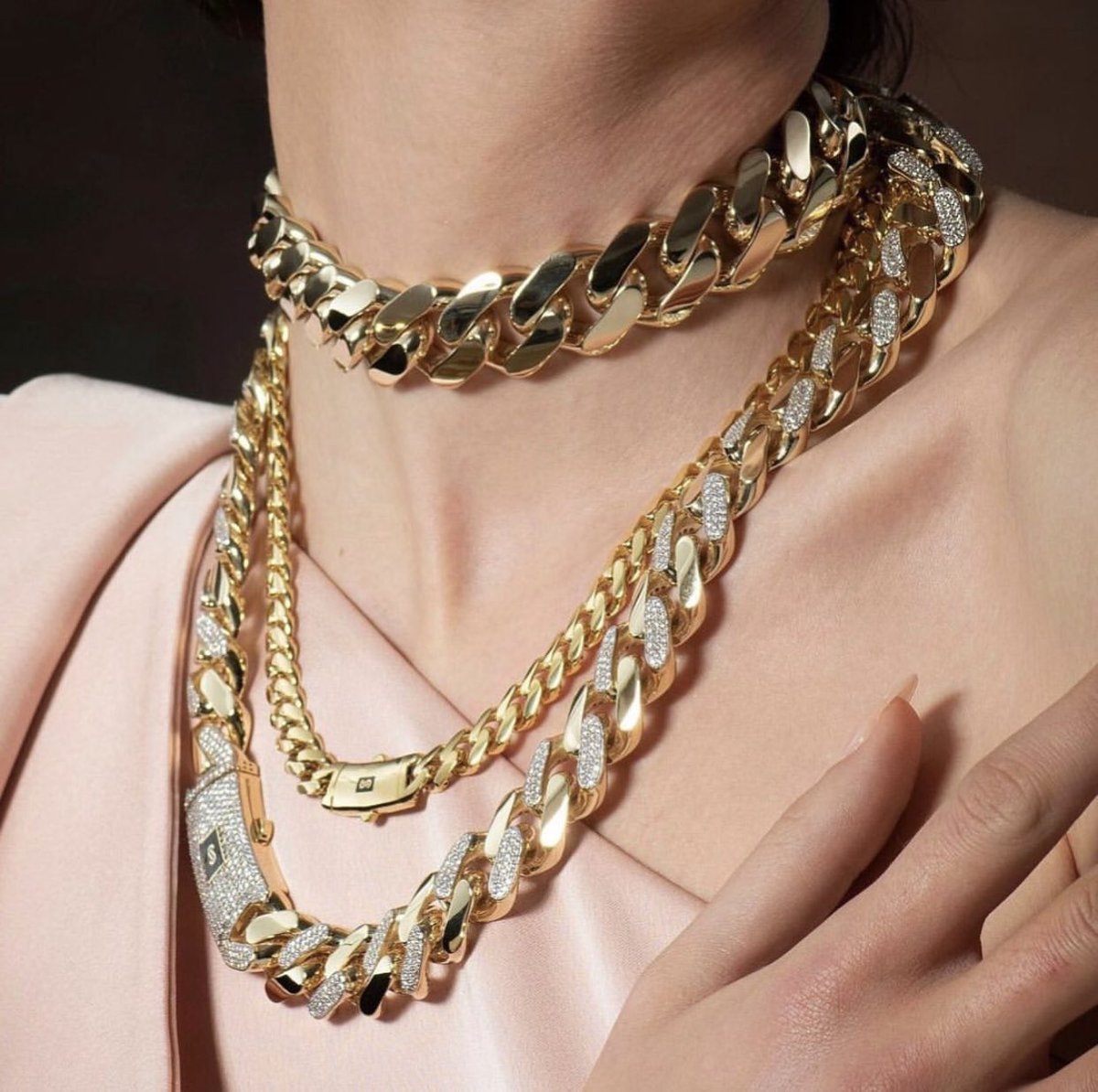 Işıltının cazibesi! Üzerinizdeki Swarovski taşların göz alıcı parlaklığıyla dikkatleri üzerinize toplayacak Monaco Chain mağazamızda sizleri bekliyor ✨ 

#Atasay #Taksanayakışanı #TakTık #Üsküdar #nevçarşıatasay #kuzguncuk 
#kızkulesi #moda #alyans #tektaş #kolye #yüzük