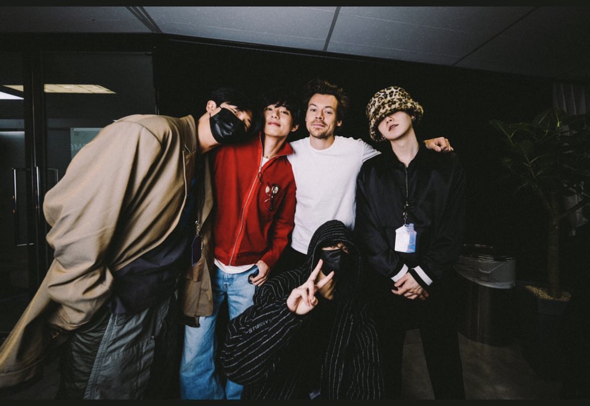 aIphavk's tweet photo. BTS WITH HARRY STYLES THESE ARE MY TWO WORLDS COLLIDING BRO IM SO FUCKING HAPPY SHUTTTT UPPPPP https://t.co/1jRbO6jO30