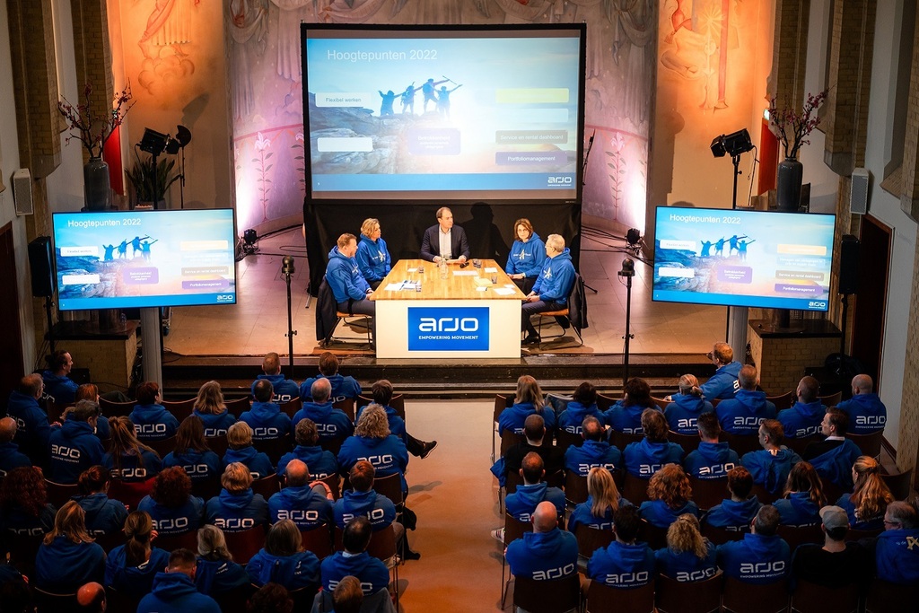 livecomnl's tweet image. Te vaak zijn programma's van inhoudelijke #bijeenkomsten een opeenvolging van sprekers. In dit artikel lees je hoe het anders kan: informeren, inspireren én activeren.

De #kickoff van Arjo startte met een dynamische talkshow (informeren), gevolgd door h… instagr.am/p/CqC9eGutRW5/