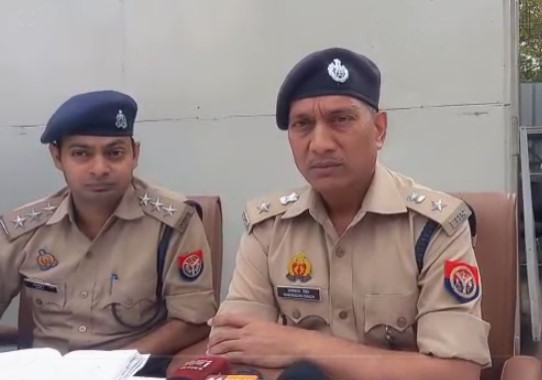 noidapolice's tweet photo. थाना सेक्टर-63 नोएडा:-फर्जी कॉल सेंटर खोलकर लोगों को लोन/नौकरी दिलाने के नाम पर लाखों रूपयों की ठगी करने वाले 06 अभियुक्त गिरफ्तार, 2 डेस्कटॉप कंप्यूटर, 4 लैपटॉप, 27 मोबाइल फोन, 1,18,000 रुपये, कार, मोटरसाइकिल, भारी मात्रा में चूर्ण की डिब्बीयां, Atm कार्ड व अन्य दस्तावेज बरामद ! https://t.co/VOq7l9mRxf