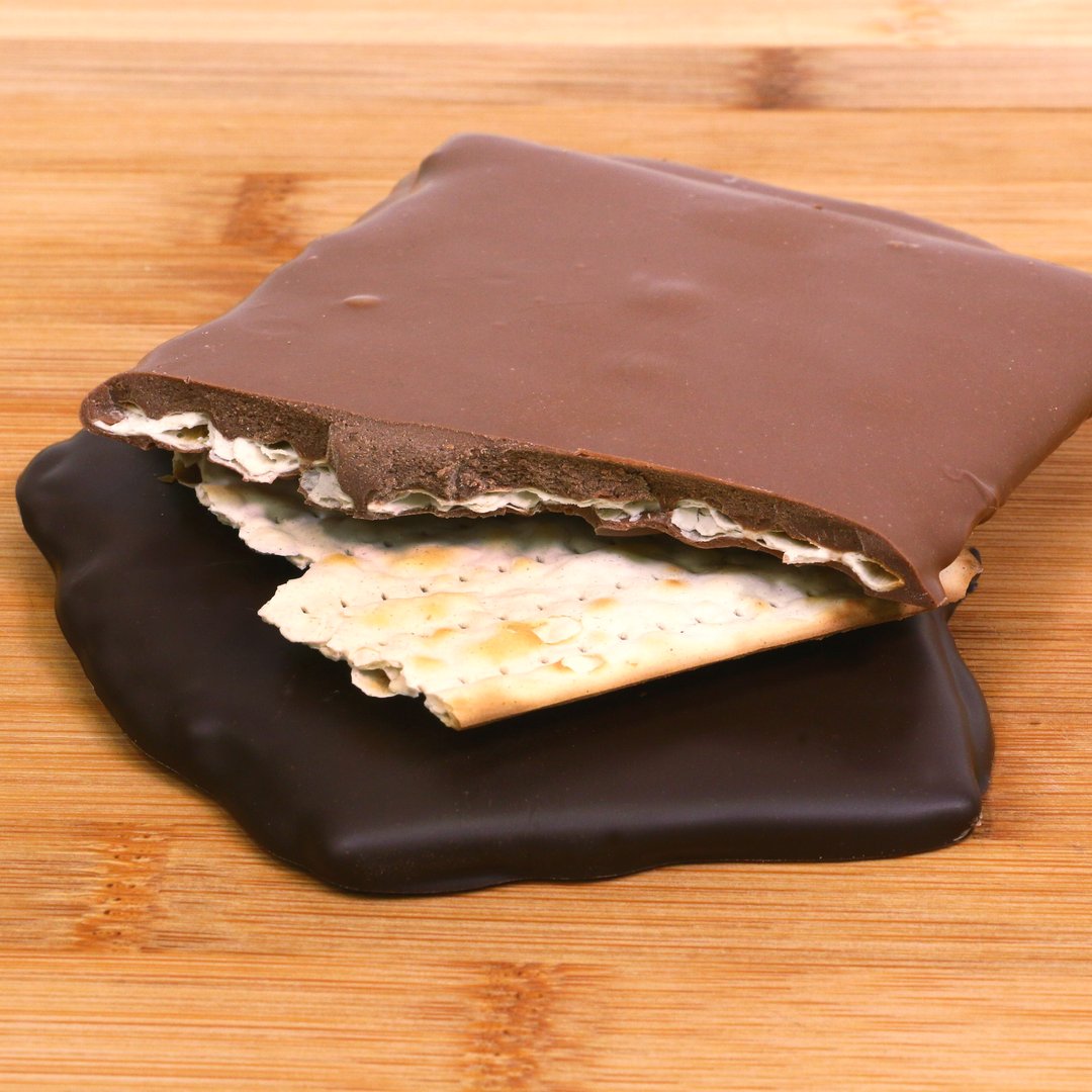 SuziSweetShoppe's tweet photo. April 5th is the first day of Passover and we have some delicious treats for the holiday like our Chocolate Covered Matzo in dark or milk chocolate, our chocolate Seder Plate, Shalom Chocolate Bar and more.  https://t.co/RxKHkdsN82 https://t.co/22zvQzIwfX