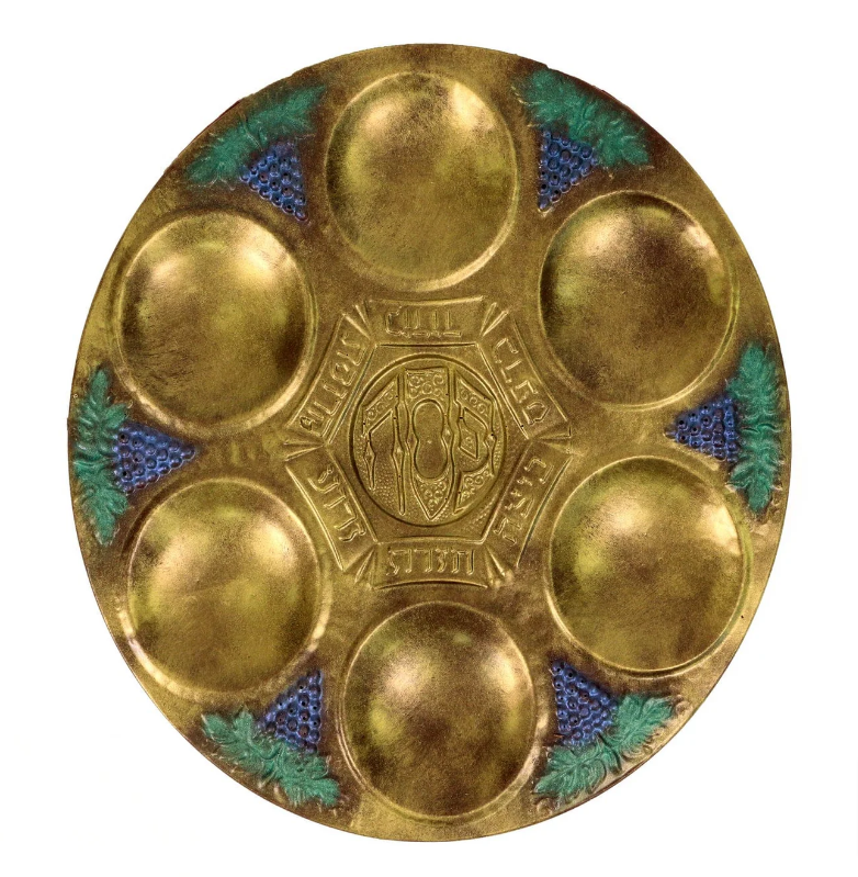 SuziSweetShoppe's tweet photo. April 5th is the first day of Passover and we have some delicious treats for the holiday like our Chocolate Covered Matzo in dark or milk chocolate, our chocolate Seder Plate, Shalom Chocolate Bar and more.  https://t.co/RxKHkdsN82 https://t.co/22zvQzIwfX