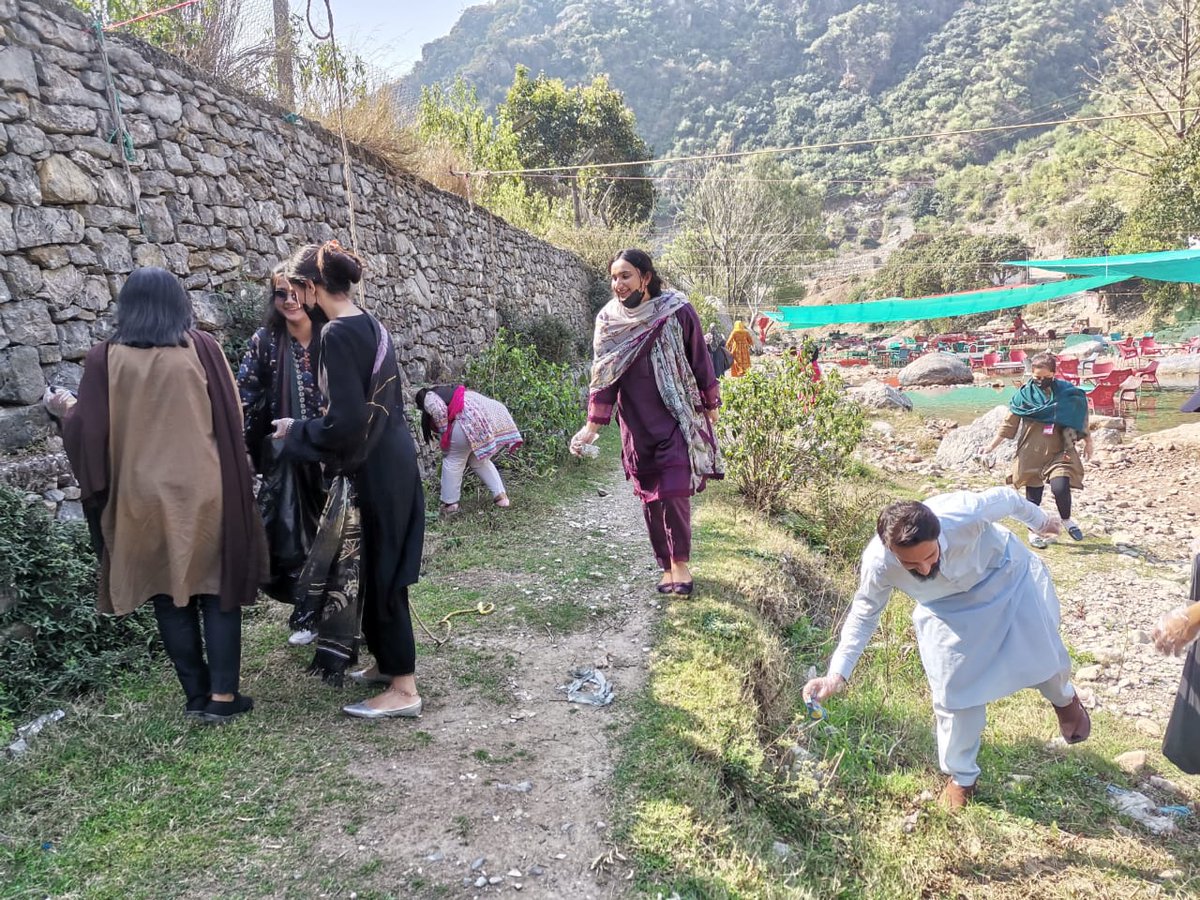 PIDEpk's tweet photo. Cleaning campaign was conducted at Shadra valley under Green Youth Movement. @PIDEpk Students participated actively in this campaign &amp; collected large amount of plastic from tourist spot; disposed off later.

@YPDCinPIDE @YPDC_PK @hecpkofficial @nadeemhaque @durre_nayab_ https://t.co/3s0reb8eZK