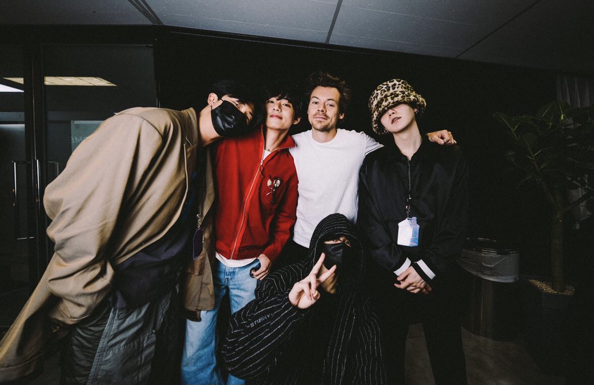 TheHarryNews's tweet photo. Harry with Namjoon, Yoongi, Taehyung, and Jungkook from BTS backstage in Seoul 
(Via rkive/thv) https://t.co/u9KykPZbW7