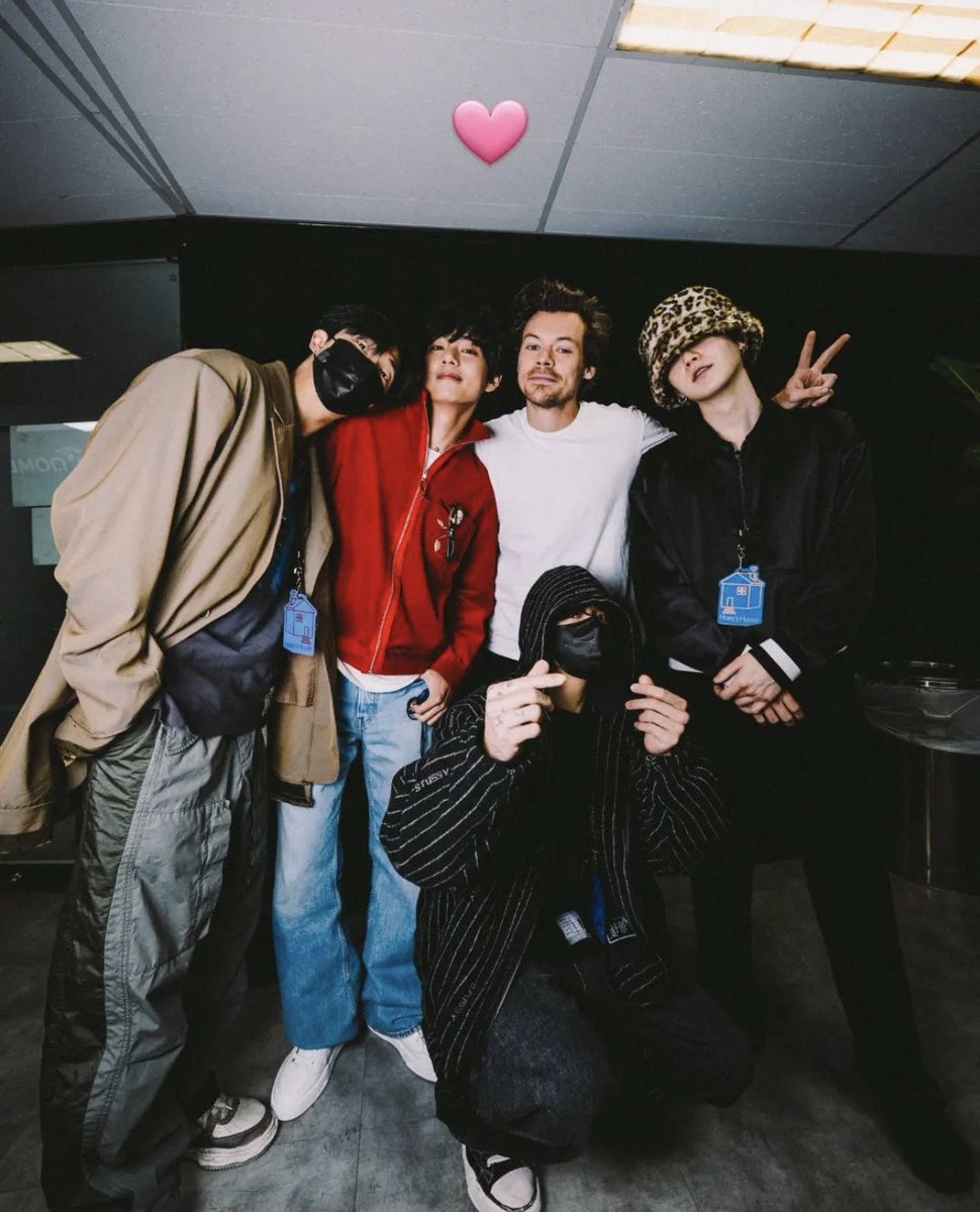TheHarryNews's tweet photo. Harry with Namjoon, Yoongi, Taehyung, and Jungkook from BTS backstage in Seoul 
(Via rkive/thv) https://t.co/u9KykPZbW7