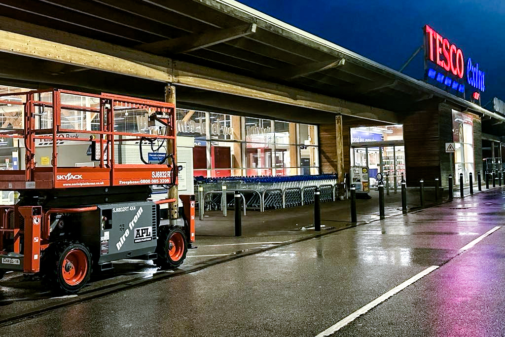 One of our SJ6832's caught shopping at a well known supermarket!

To hire, contact us today on Freephone 0800 085 3709📞

#skyjack #poweredaccess #poweredaccesshire #cherrypickerhire #qualityequipment #qualityservice #APL #APLHQ