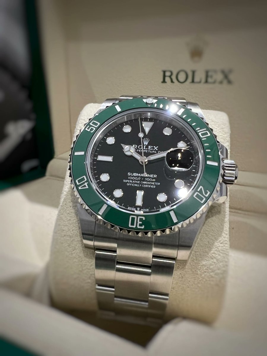A replacement for the hugely popular 'Hulk', the new style Rolex Submariner 126610LV 'Kermit' takes its design influence from the original Anniversary Submariner. This watch comes complete with original Rolex boxes, and the original Rolex warranty card.  globalwatchshop.co.uk/rolex-submarin…
