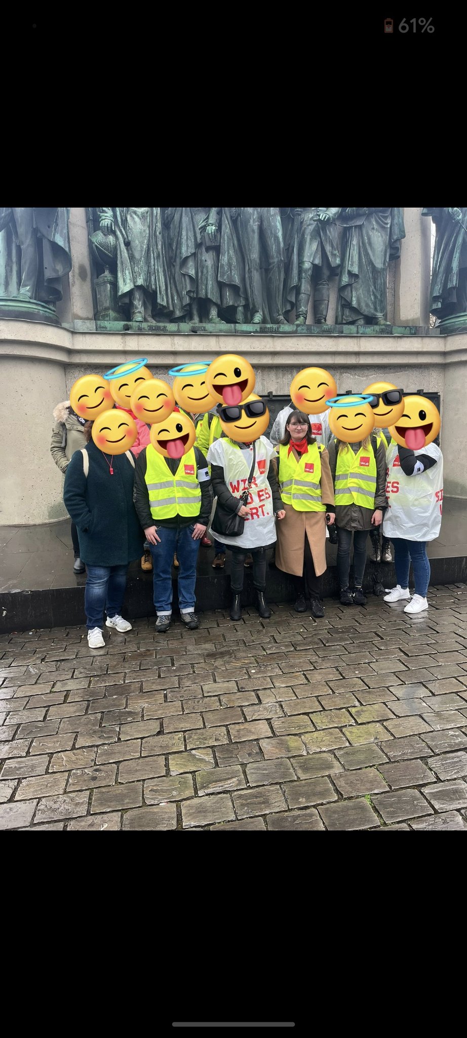 Mein Team, alle Gesichter bis auf meins wurden mit Smileys unkenntlich gemacht.