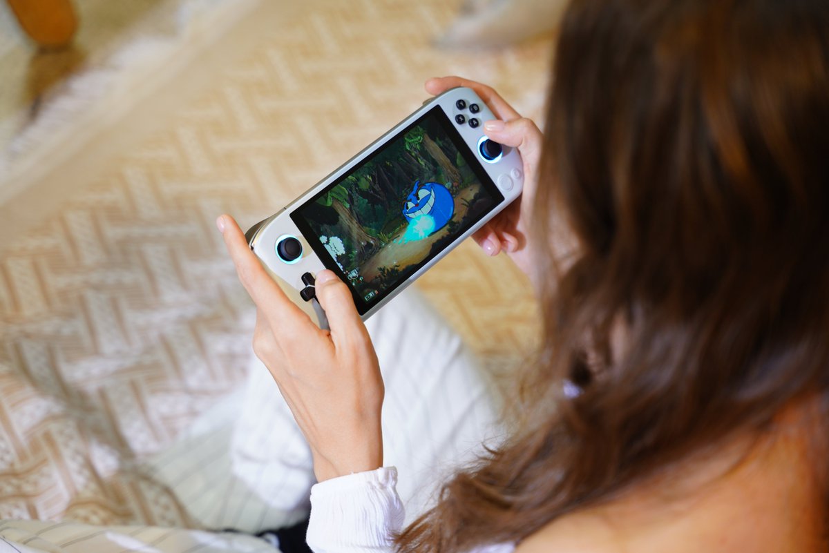 AYANEO__'s tweet photo. #AYANEO AIR Plus
6 inch larger screen with 510~525g
Lightweight and portable with you anywhere in your pocket.

Pre-launch on Indiegogo will go live soon and sign up here to get the latest information: 
👉👉👉 https://t.co/V7CKnCnpRN

#AIRPlus #6inch #biggerscreen #lightweight https://t.co/MiqelYqTkY